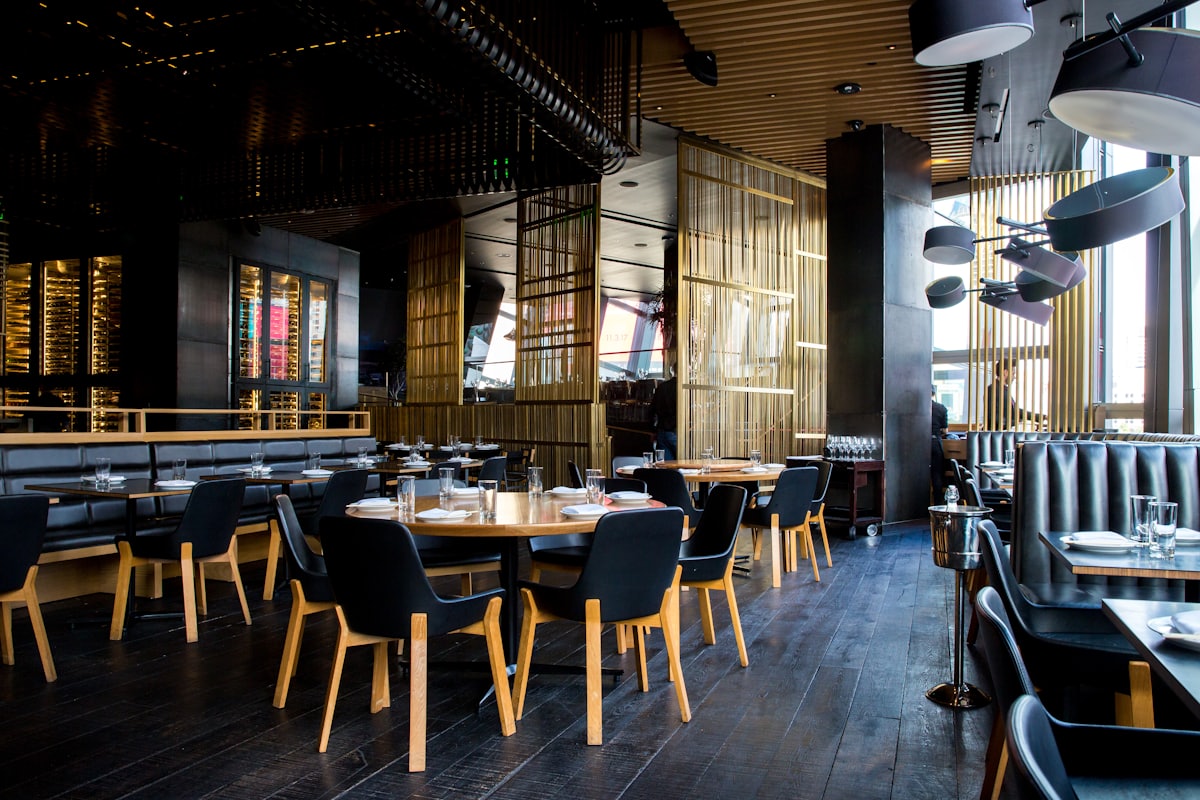 Salón de Sazón con mesas de madera y luz cálida