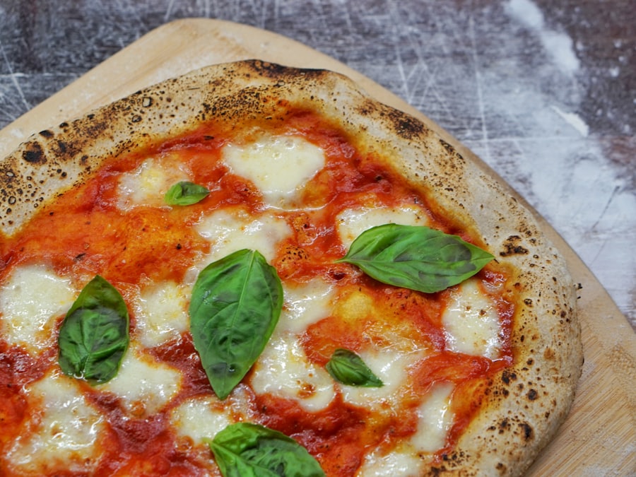 Pizza Margherita con albahaca fresca